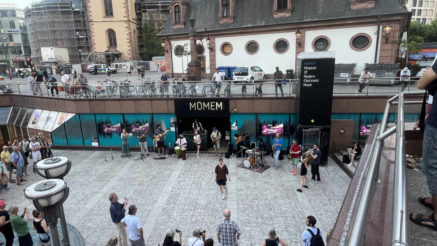 F.I.M. trittf MOMEM, Raumbespielung Underground