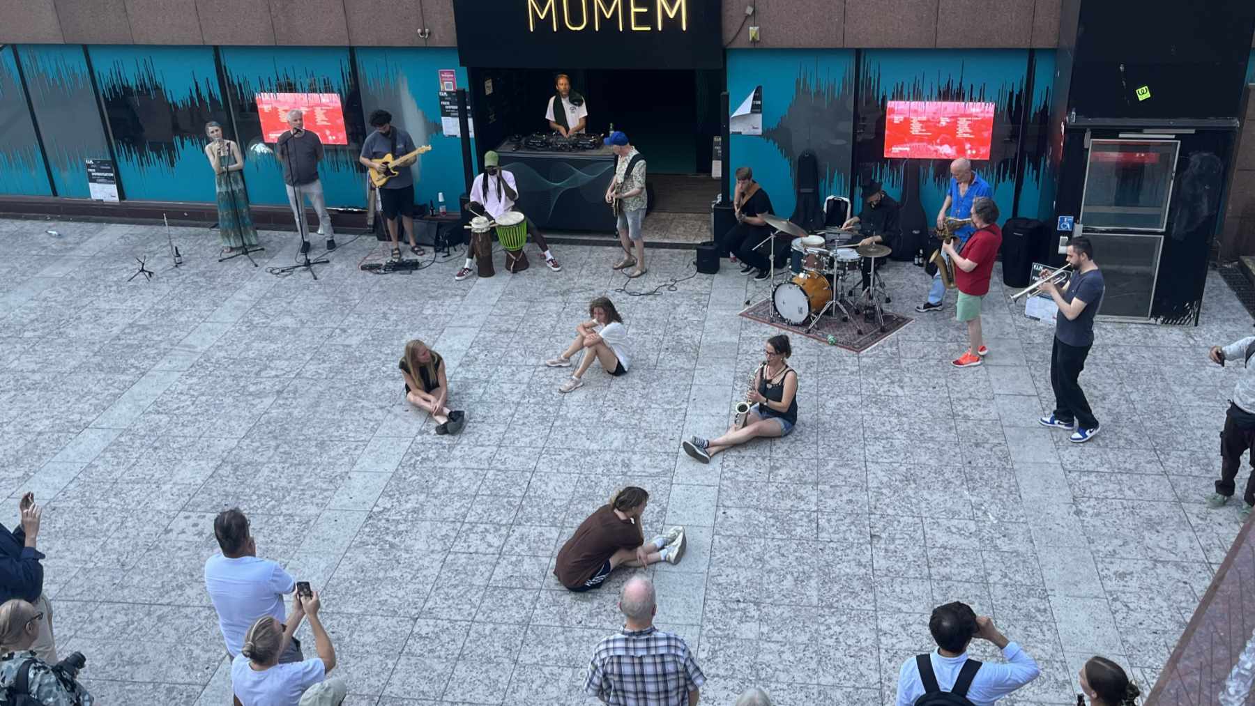 F.I.M. trittf MOMEM, Raumbespielung Underground